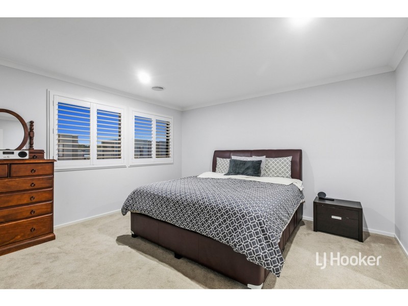 152 Waterhaven Boulevard, Point Cook VIC 3030