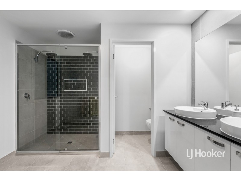 152 Waterhaven Boulevard, Point Cook VIC 3030