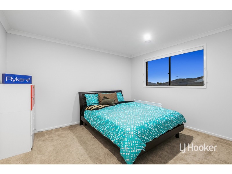 152 Waterhaven Boulevard, Point Cook VIC 3030