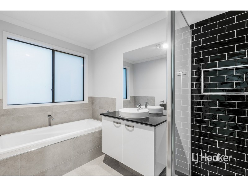 152 Waterhaven Boulevard, Point Cook VIC 3030