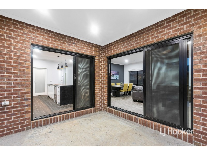 152 Waterhaven Boulevard, Point Cook VIC 3030