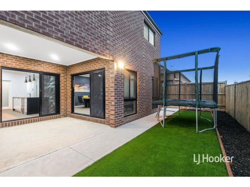 152 Waterhaven Boulevard, Point Cook VIC 3030