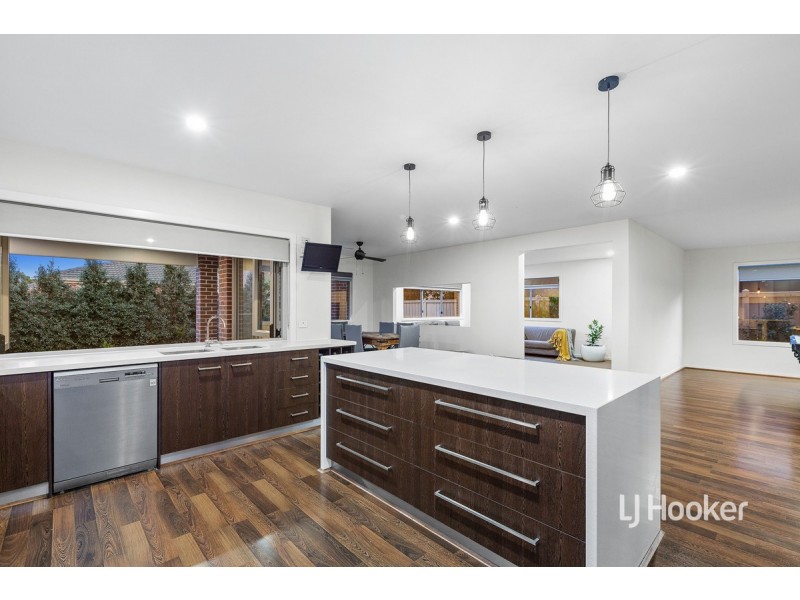 15 Cooktown Avenue, Point Cook VIC 3030