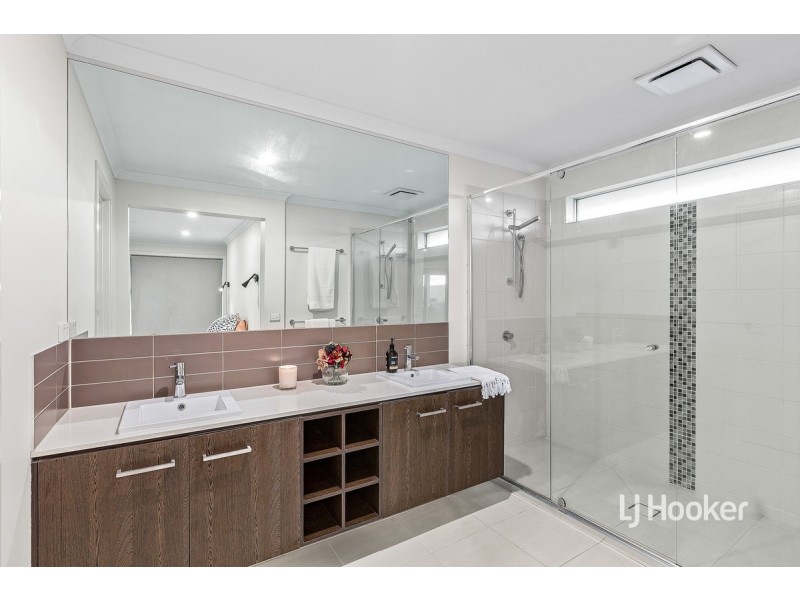 15 Cooktown Avenue, Point Cook VIC 3030