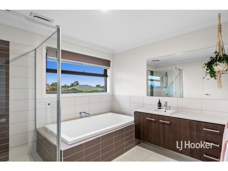 15 Cooktown Avenue, Point Cook VIC 3030