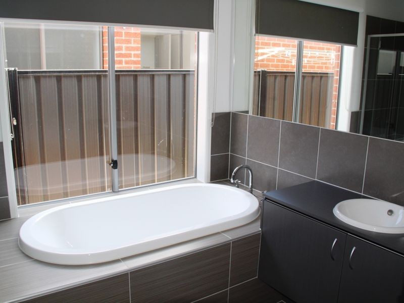 14 Silverbush Way, Truganina VIC 3029