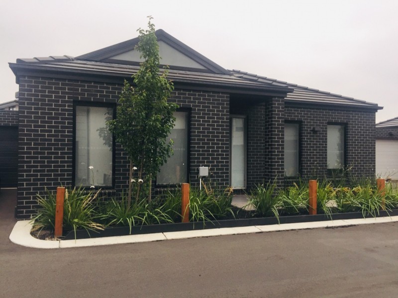 2/47 Waterhaven Boulevard, Point Cook VIC 3030