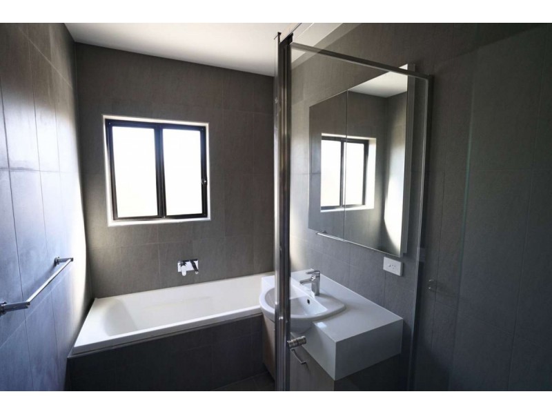 2/47 Waterhaven Boulevard, Point Cook VIC 3030