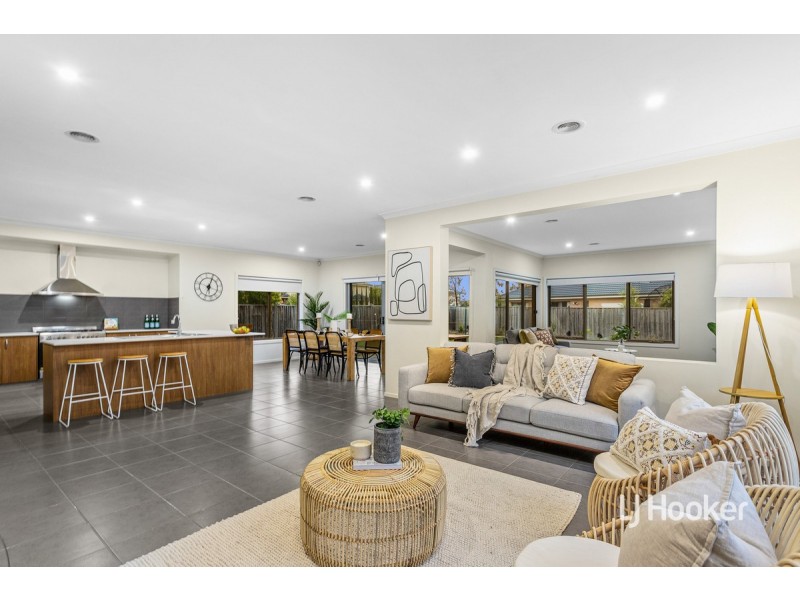 12 Solero Parade, Sanctuary Lakes VIC 3030