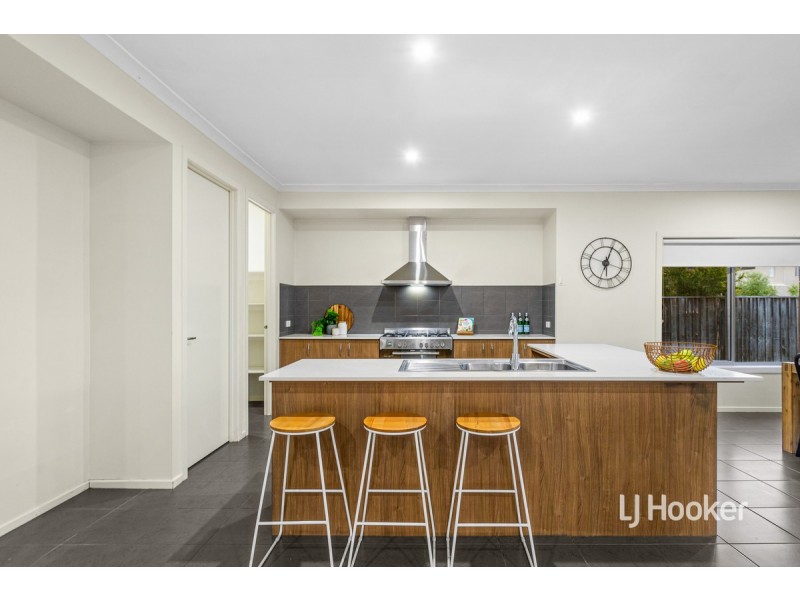 12 Solero Parade, Sanctuary Lakes VIC 3030