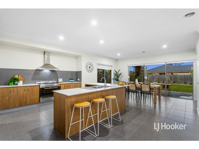 12 Solero Parade, Sanctuary Lakes VIC 3030