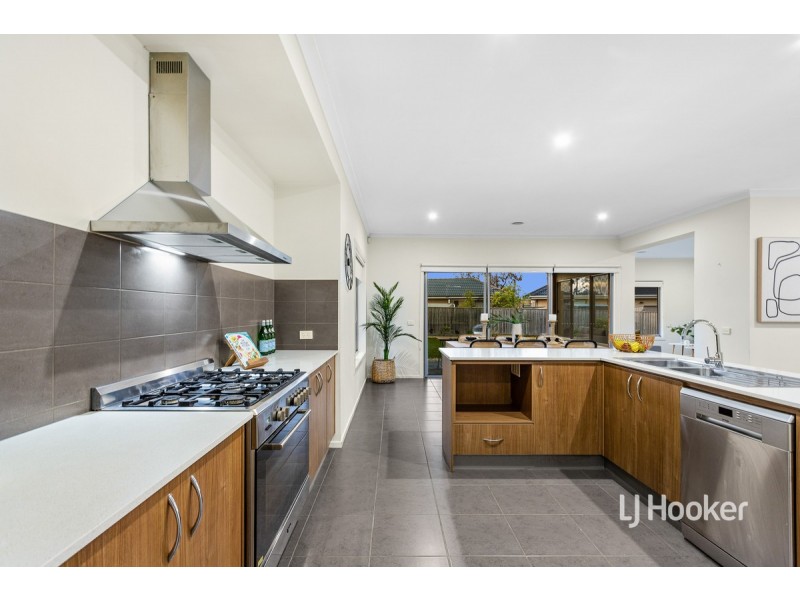 12 Solero Parade, Sanctuary Lakes VIC 3030