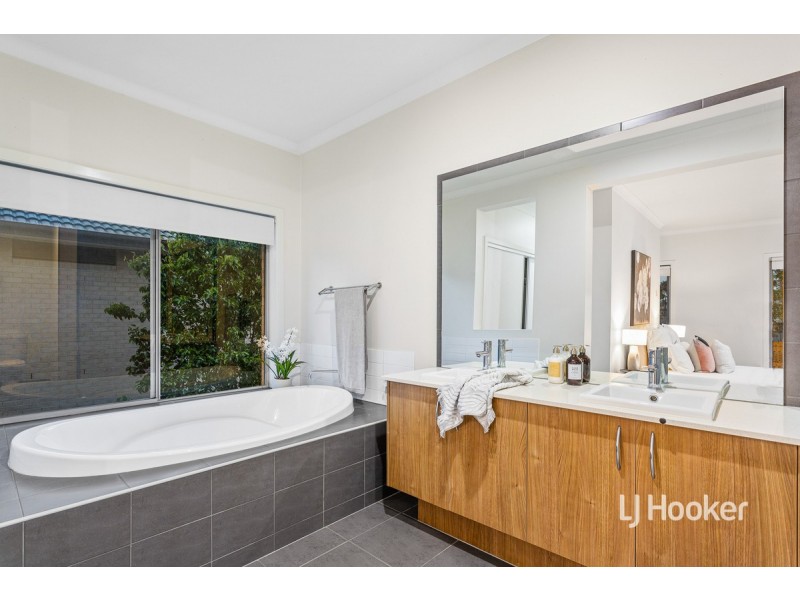 12 Solero Parade, Sanctuary Lakes VIC 3030