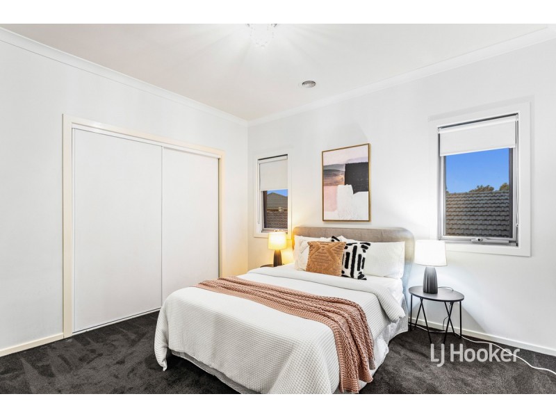 12 Solero Parade, Sanctuary Lakes VIC 3030