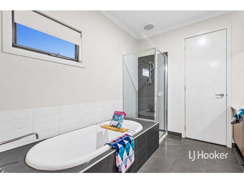 12 Solero Parade, Sanctuary Lakes VIC 3030