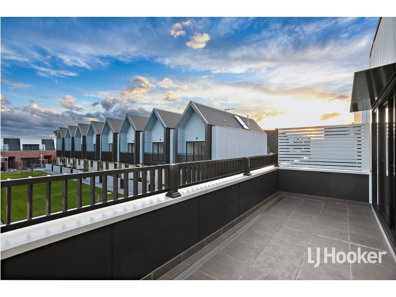 9 Codrus Walk, Pakenham VIC 3810