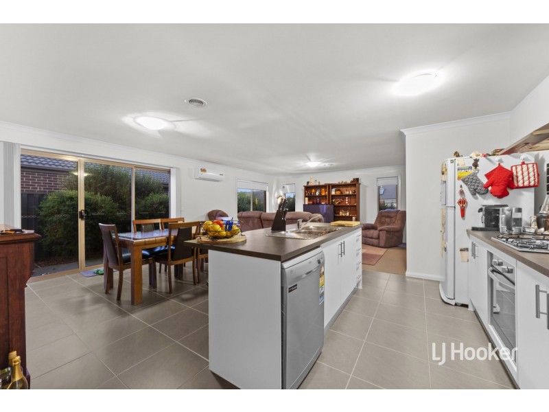 44 Newington Drive, Cranbourne East VIC 3977