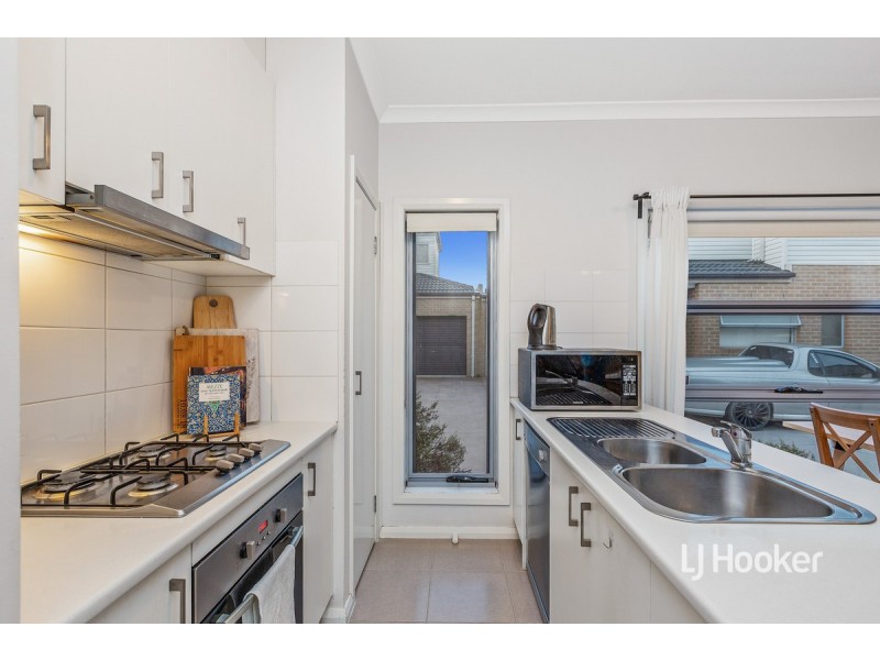 8/12 Vilnius Way, Truganina VIC 3029