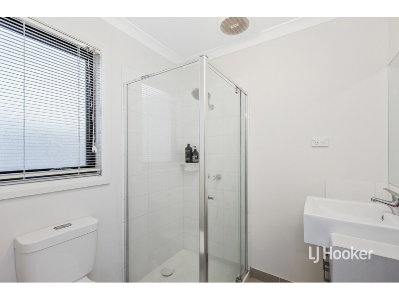 8/12 Vilnius Way, Truganina VIC 3029