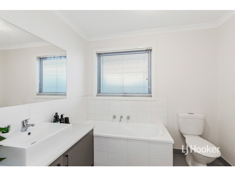 8/12 Vilnius Way, Truganina VIC 3029