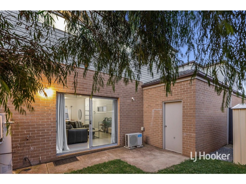 8/12 Vilnius Way, Truganina VIC 3029