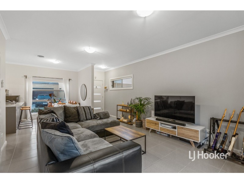 8/12 Vilnius Way, Truganina VIC 3029