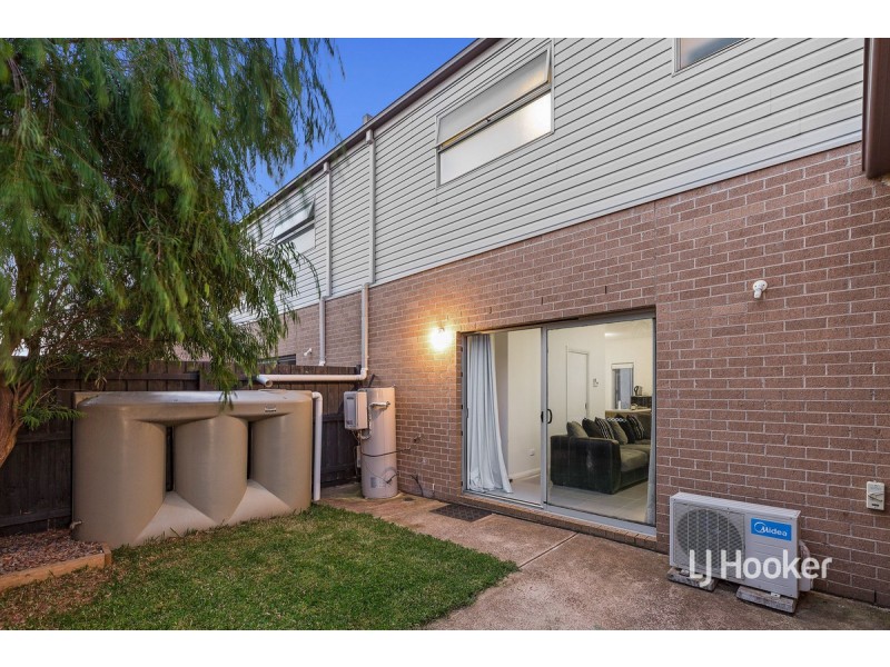 8/12 Vilnius Way, Truganina VIC 3029