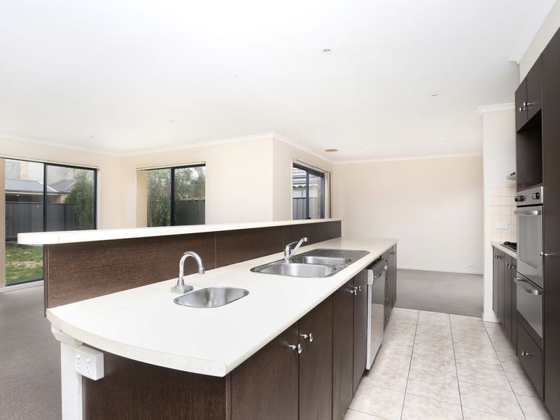 9 Lindsay Gardens, Point Cook VIC 3030