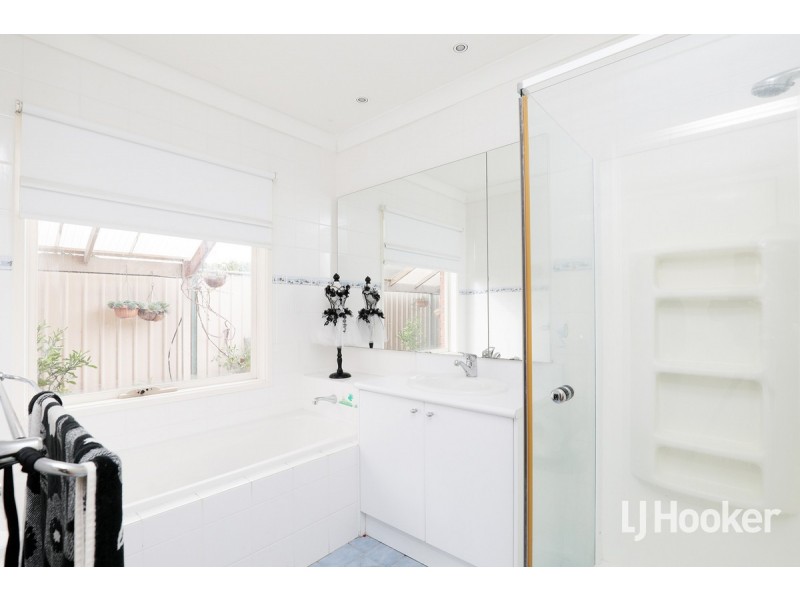 8 Munro Court, Altona Meadows VIC 3028