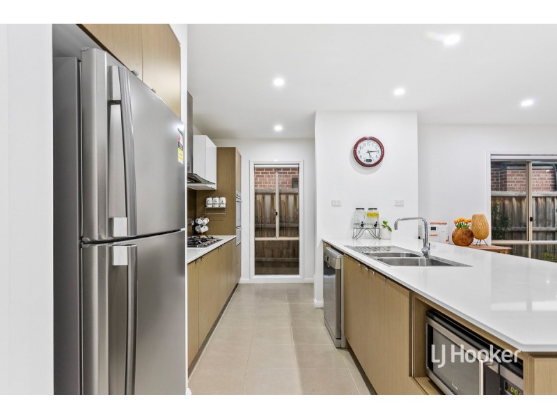 41 Tamborine Avenue, Point Cook VIC 3030