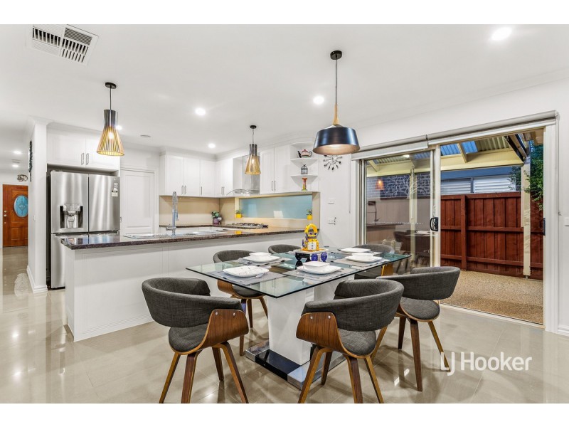 12 Manoora Terrace, Point Cook VIC 3030