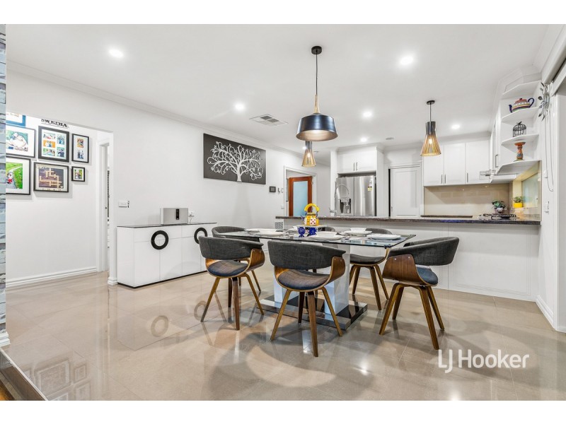 12 Manoora Terrace, Point Cook VIC 3030