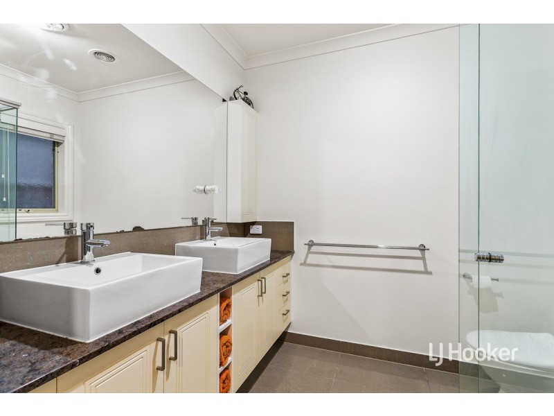 12 Manoora Terrace, Point Cook VIC 3030