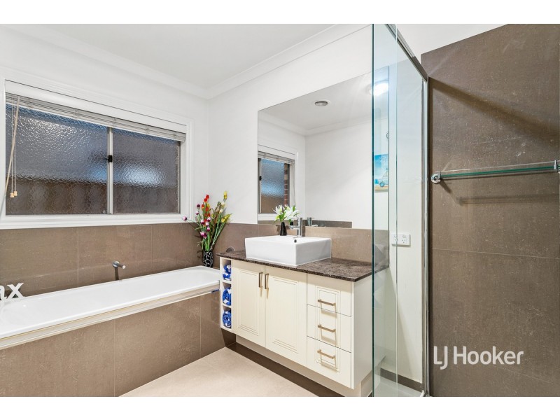 12 Manoora Terrace, Point Cook VIC 3030