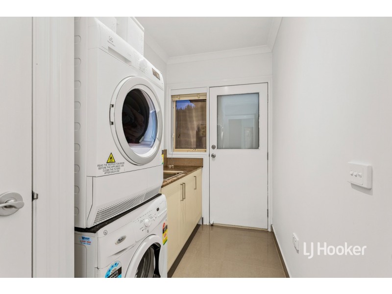 12 Manoora Terrace, Point Cook VIC 3030