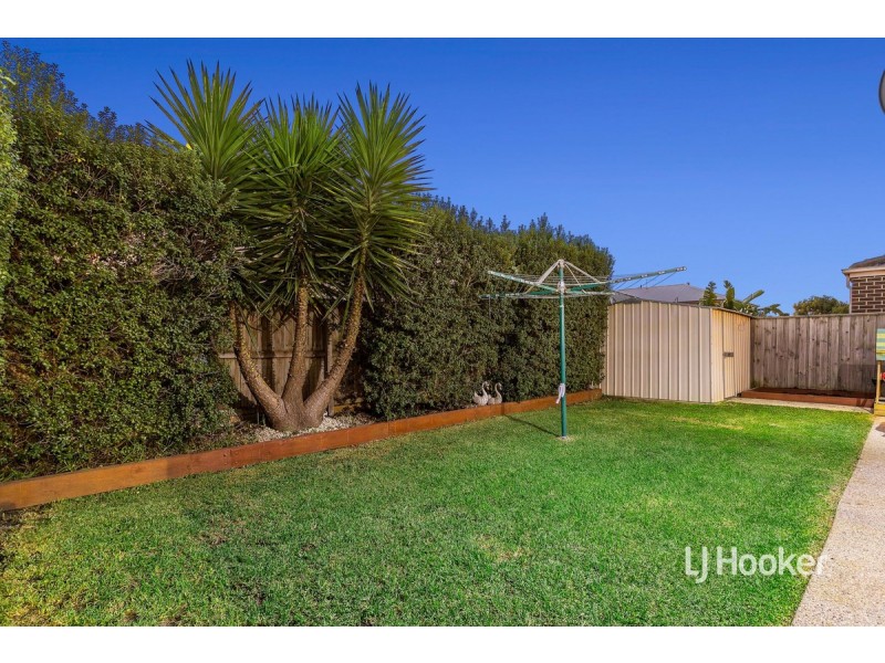 12 Manoora Terrace, Point Cook VIC 3030