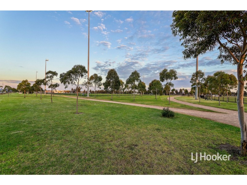 12 Manoora Terrace, Point Cook VIC 3030