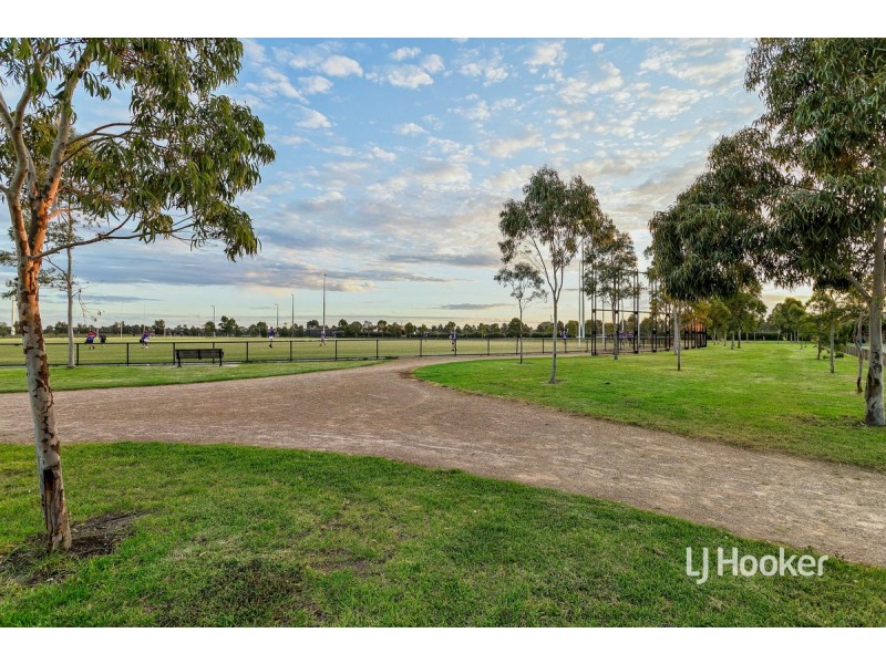 12 Manoora Terrace, Point Cook VIC 3030