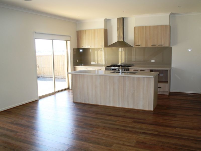 133 Beachview Parade, Sanctuary Lakes VIC 3030