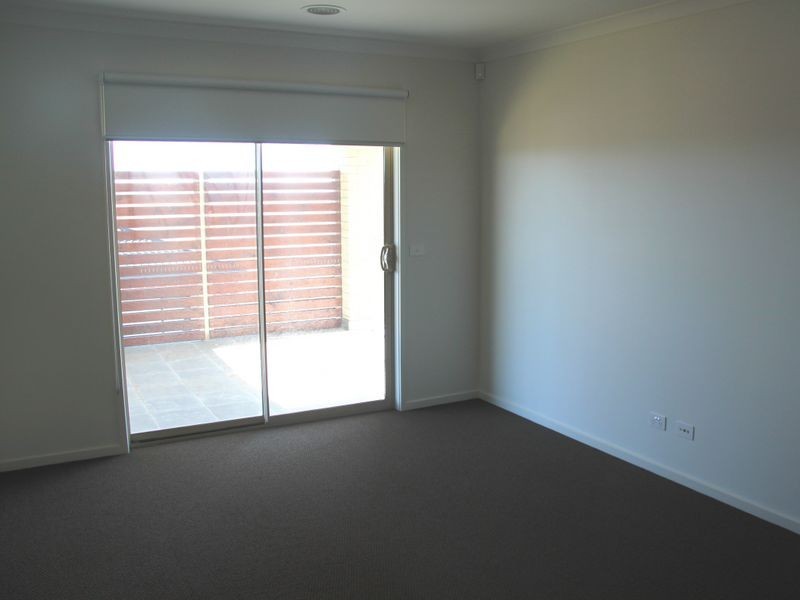 133 Beachview Parade, Sanctuary Lakes VIC 3030