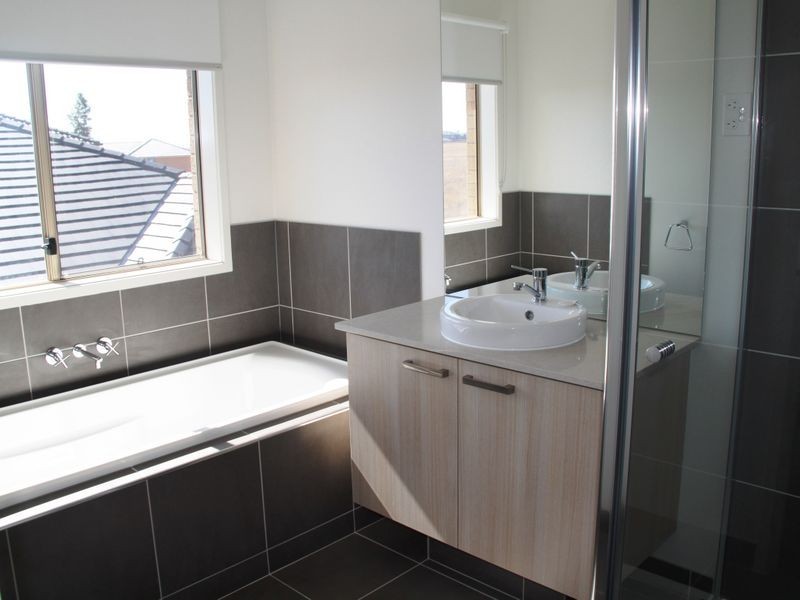 133 Beachview Parade, Sanctuary Lakes VIC 3030