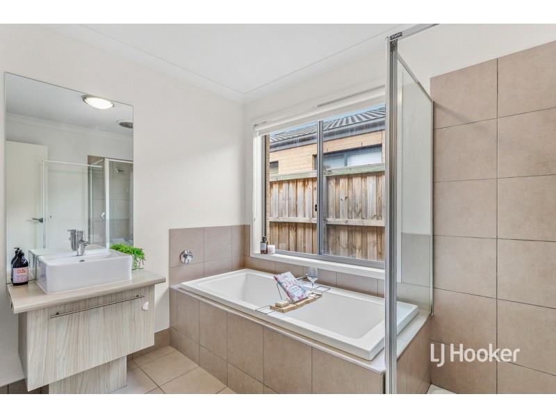 10 Bolivar Esplanade, Truganina VIC 3029