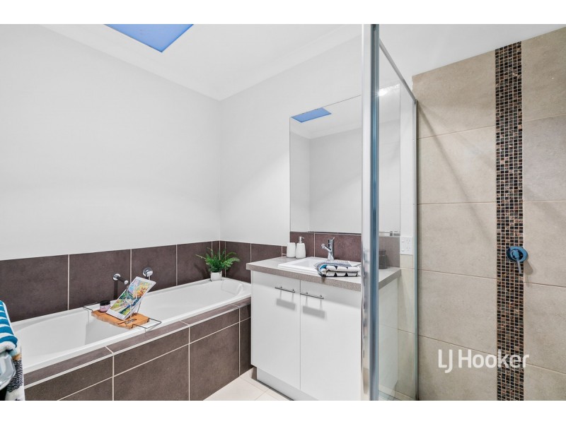 11 Leadbeater Street, Point Cook VIC 3030