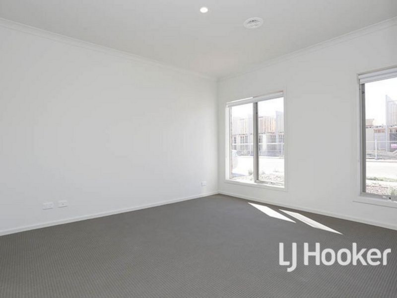 70 Waterhaven Boulevard, Point Cook VIC 3030
