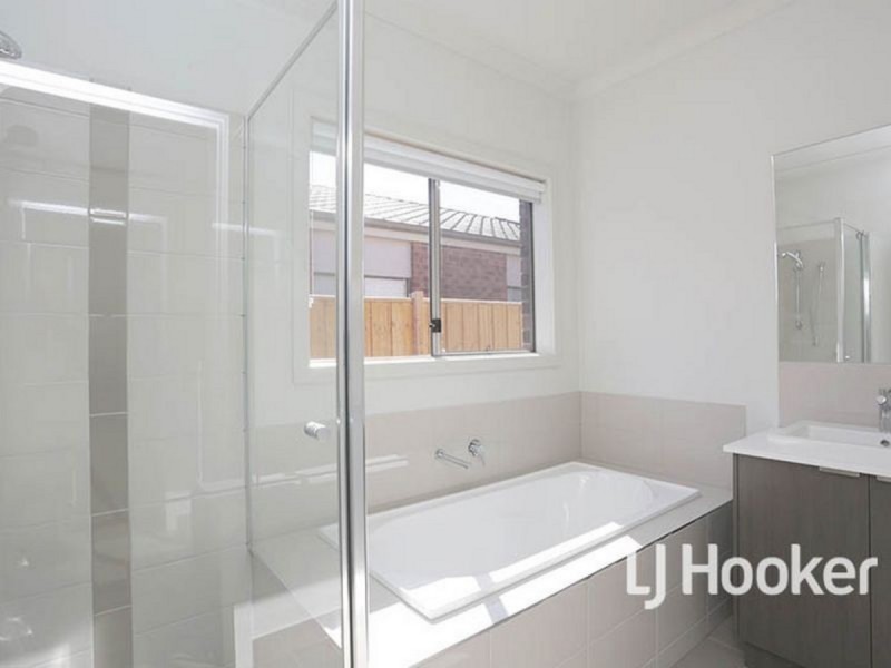 70 Waterhaven Boulevard, Point Cook VIC 3030