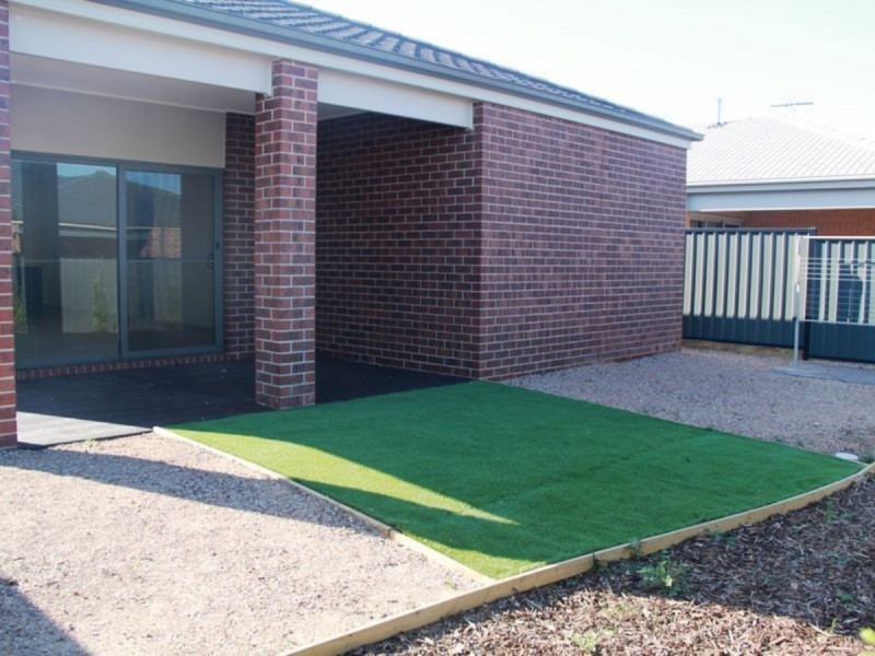 28 Terrene Terrace, Point Cook VIC 3030