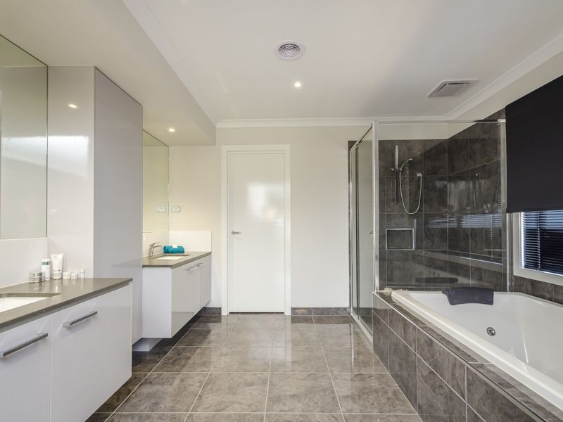 12 Darlington Drive, Williams Landing VIC 3027