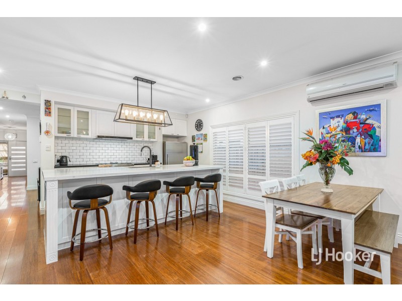 14 Seafarer Way, Sanctuary Lakes VIC 3030