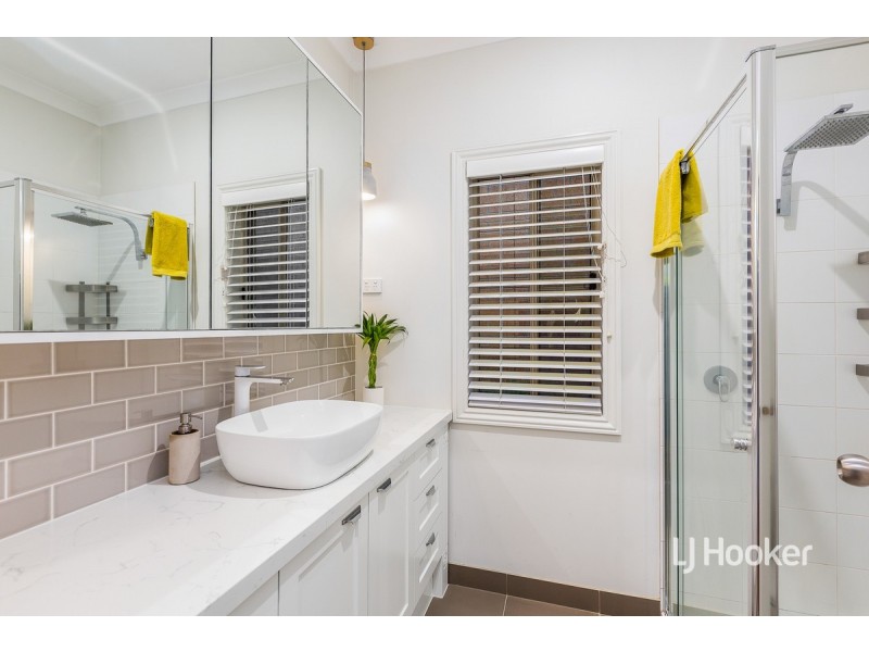 14 Seafarer Way, Sanctuary Lakes VIC 3030