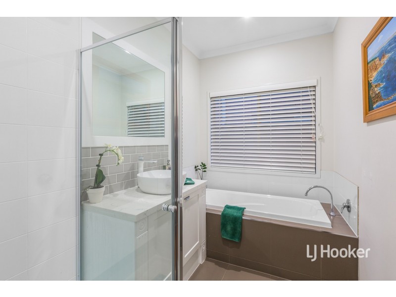 14 Seafarer Way, Sanctuary Lakes VIC 3030